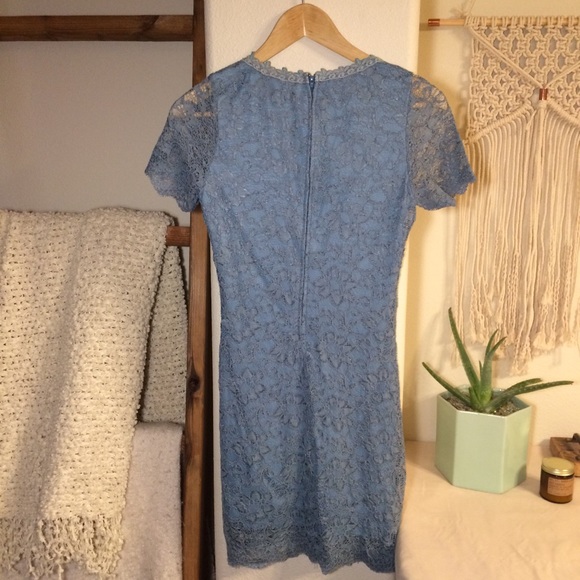 Dress - Lacey and lined - Picture 6 of 6